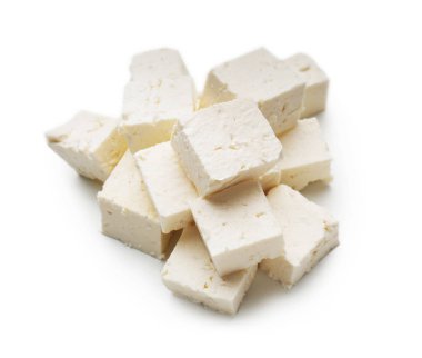 Beyaz zemin üzerine lezzetli peynir parçalarını