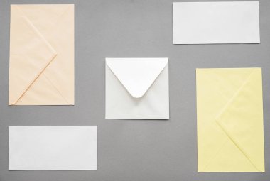 Gri arka plan üzerinde birçok boş zarflar