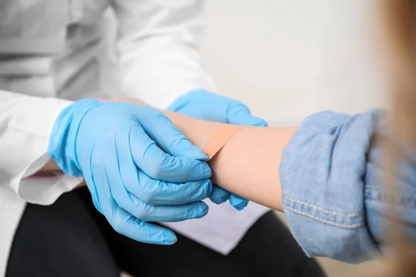 若い女性が クローズ アップの手の上に石膏を適用する医師 — ストック写真