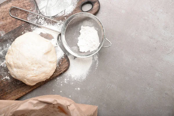 テーブルの上のパンを作るために生の生地 — ストック写真