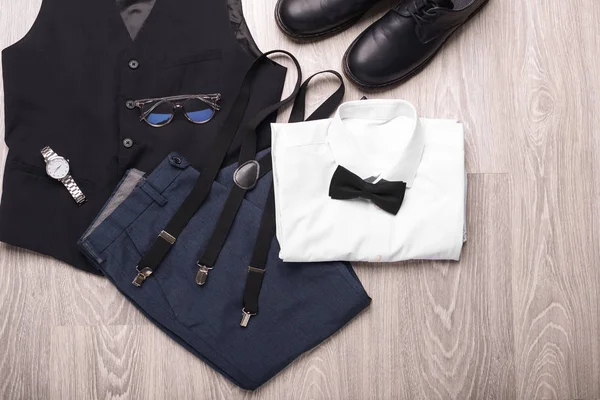 Ensemble Vêtements Accessoires Masculins Sur Fond Bois — Photo