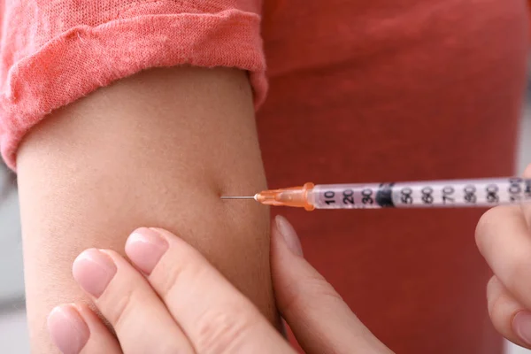 糖尿病女性のインスリン注射 クローズ アップを受信 — ストック写真