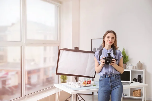 Portrétní Fotograf Ženských Potravin Domácím Studiu — Stock fotografie