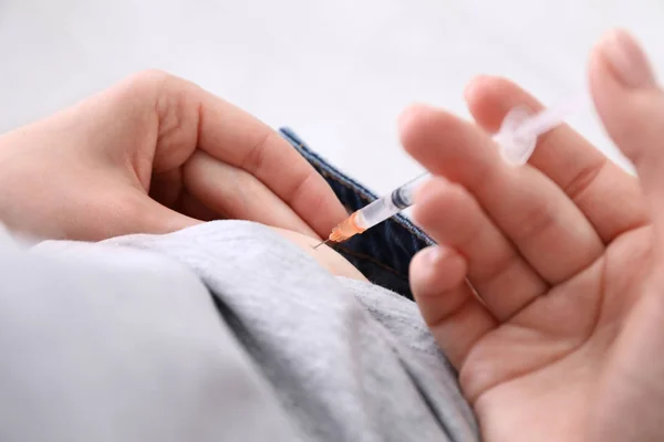 Diabetic Woman Giving Herself Insulin Injection Home Closeup — Stock Photo, Image