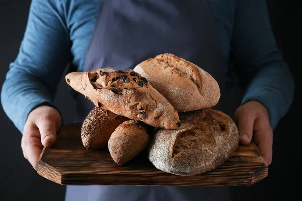 Taze ekmek, closeup adamla