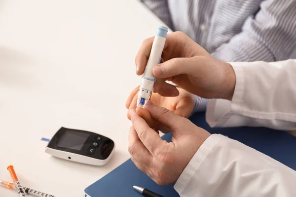 Médico Tomando Muestras Sangre Del Paciente Diabético Clínica Primer Plano —  Fotos de Stock
