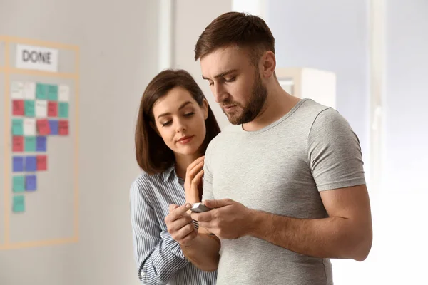 Hombre Diabético Midiendo Nivel Azúcar Sangre Con Glucosímetro Digital Casa — Foto de Stock