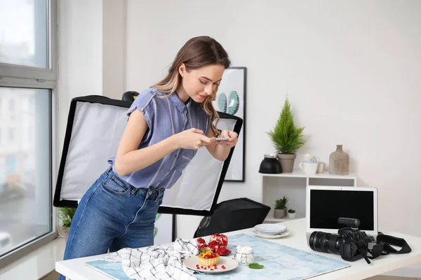 Fotógrafa Gastronómica Con Teléfono Móvil Tomando Foto Sabrosa Tarta Casa —  Fotos de Stock