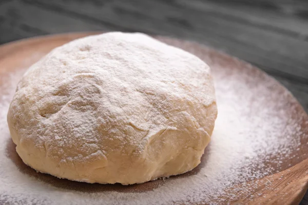 テーブルの上のパンを作るために生の生地 — ストック写真