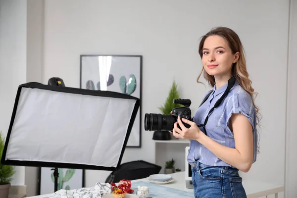 Portrétní Fotograf Ženských Potravin Domácím Studiu — Stock fotografie