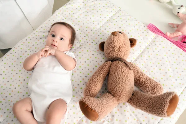 Bebê Bonito Urso Brinquedo Mesa Escritório Pediatra — Fotografia de Stock