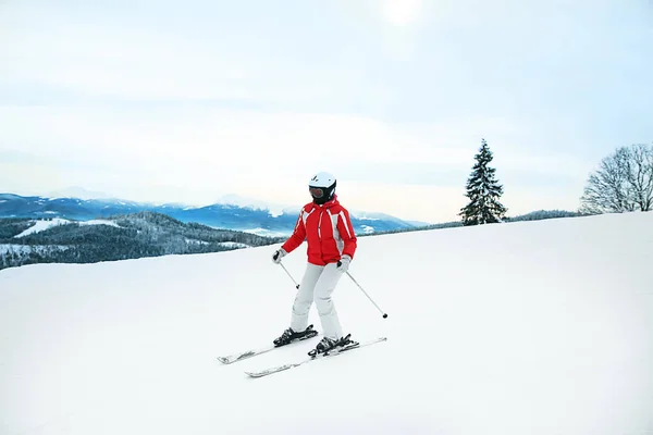 Sporty Skier Winter Resort — Stock Photo, Image