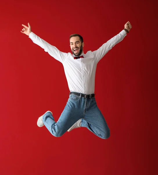 Guapo Hombre Moda Saltando Contra Fondo Color —  Fotos de Stock