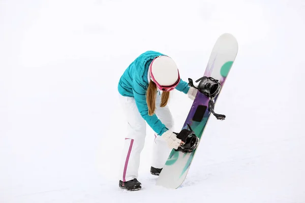 Donna Sportiva Con Snowboard Nella Località Invernale — Foto Stock