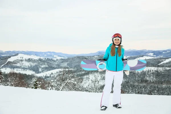 Mulher Desportiva Com Snowboard Resort Inverno — Fotografia de Stock