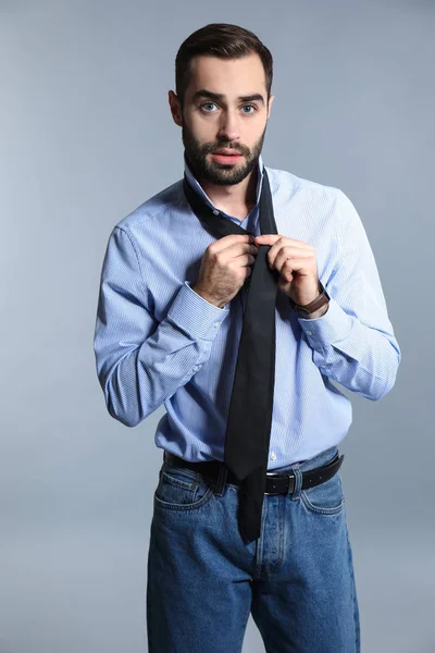 Hombre Guapo Moda Sobre Fondo Gris — Foto de Stock