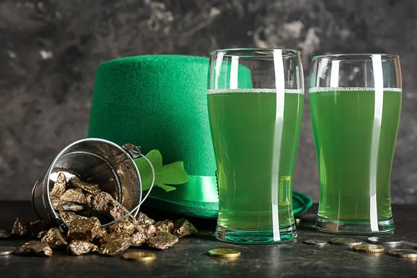 Composition Glasses Green Beer Leprechaun Hat Golden Nuggets Patrick Day — Stock Photo, Image