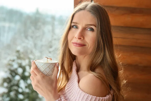 Kvinna Som Dricker Varm Kakao Snöiga Morgon — Stockfoto