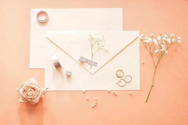 Vacker Komposition Med Kuvert Blommor Och Artiklar För Crafting Färgbakgrund — Stockfoto