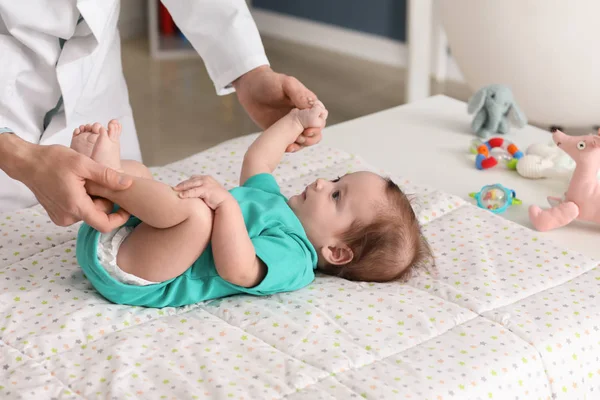 Kinderarts Behandeling Van Kleine Baby Kliniek — Stockfoto