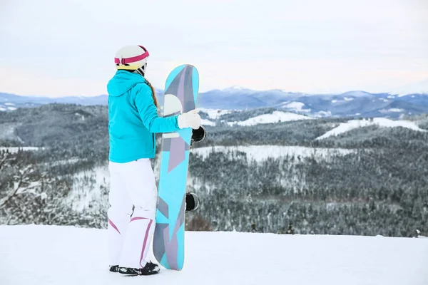 Sporty Woman Snowboard Winter Resort — Stock Photo, Image