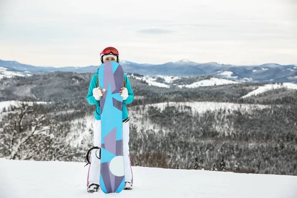 Mulher Desportiva Com Snowboard Resort Inverno — Fotografia de Stock