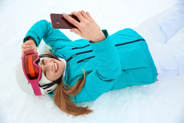 Mulher Desportiva Tomando Selfie Resort Inverno — Fotografia de Stock