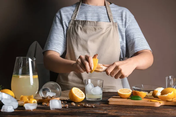 Mujer Haciendo Limonada Fresca Cocina — Foto de Stock