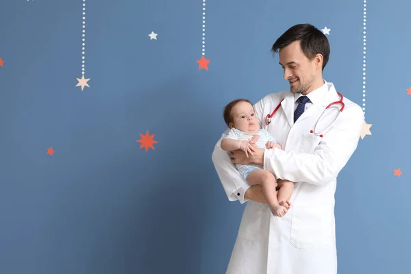 Pediatra Con Lindo Bebé Fondo Color — Foto de Stock