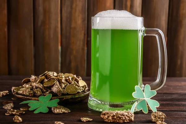 Mug Green Beer Treasures Wooden Table Patrick Day Celebration — Stock Photo, Image