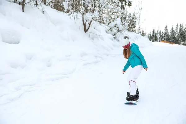 Sporty Female Snowboarder Winter Resort — Stock Photo, Image