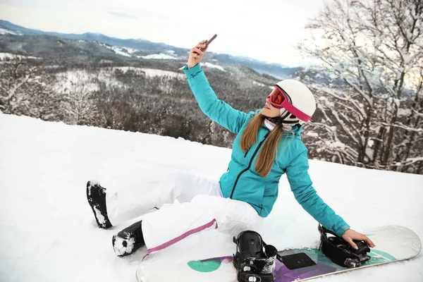 Sporty Woman Taking Selfie Snowboard Winter Resort — Stock Photo, Image