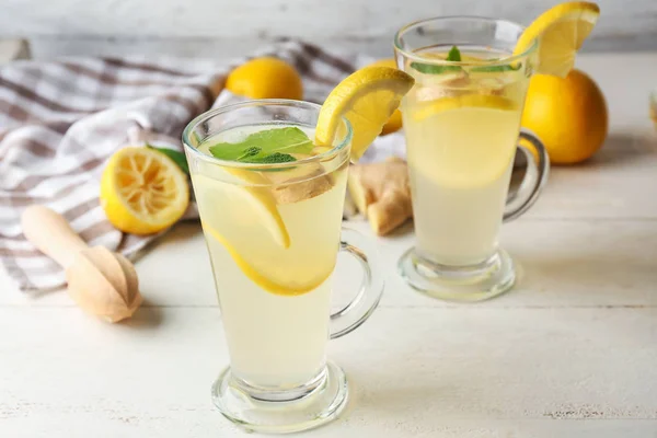 Szklanki Świeżej Lemoniady Stole — Zdjęcie stockowe