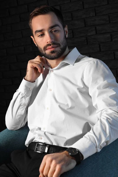 Bonito Homem Elegante Sentado Poltrona Contra Fundo Escuro — Fotografia de Stock