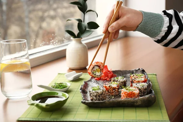 Žena Jíst Chutné Sushi Rolls Kavárně — Stock fotografie