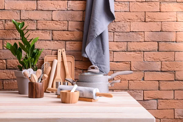 Set Kitchen Utensils Table Brick Wall — Stock Photo, Image