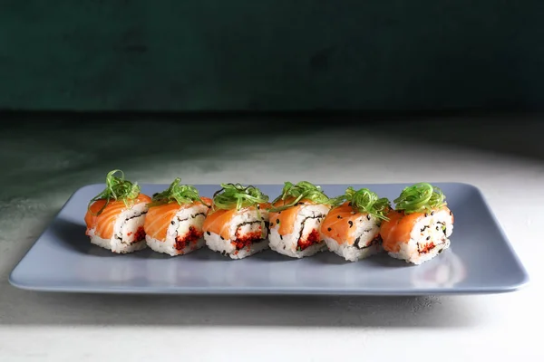 Placa Com Saborosos Rolos Sushi Mesa — Fotografia de Stock