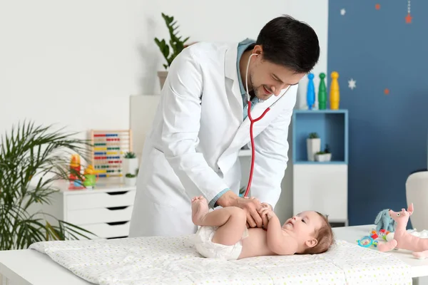 Pediatra Che Esamina Piccolo Bambino Clinica — Foto Stock