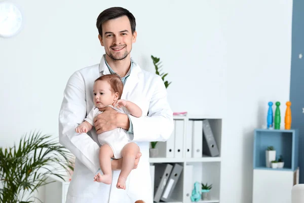 Pediatra Con Bebé Pequeño Clínica — Foto de Stock