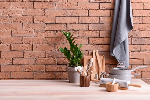Set Kitchen Utensils Table Brick Wall — Stock Photo, Image