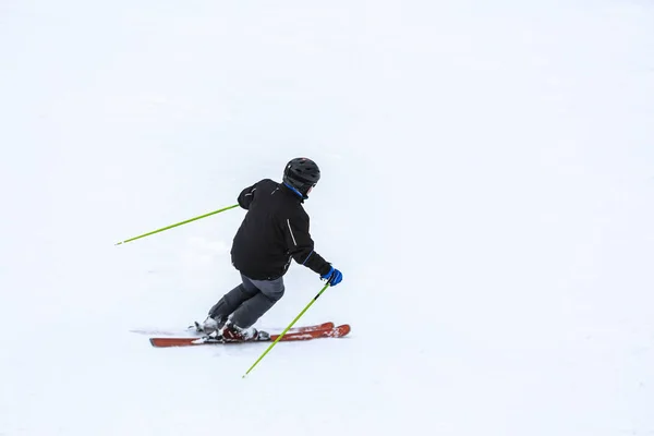 Sporty Skier Winter Resort — Stock Photo, Image