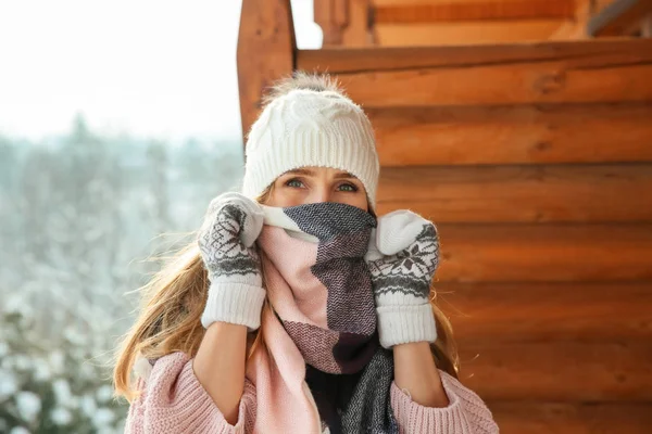 Porträt Einer Glücklichen Frau Einem Frostigen Wintertag — Stockfoto