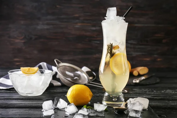 Bicchiere Limonata Fresca Con Ghiaccio Sul Tavolo — Foto Stock