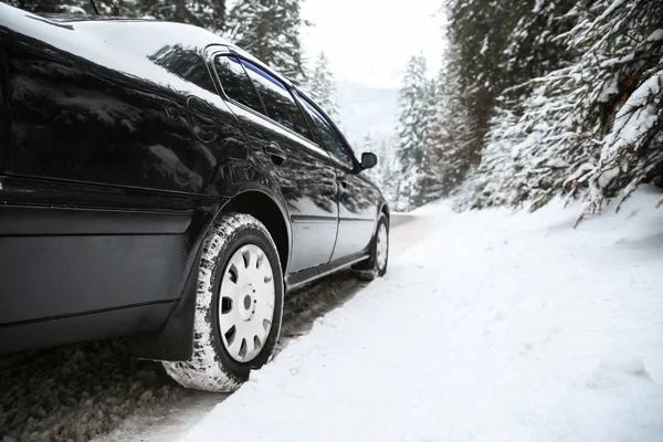 Samochód Drodze Śnieżnej Zimie Resort — Zdjęcie stockowe