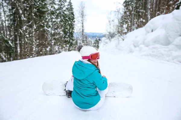 Sporty Female Snowboarder Winter Resort — Stock Photo, Image