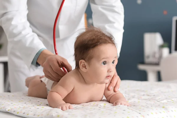 Pediatra Examinando Pequeño Bebé Clínica —  Fotos de Stock