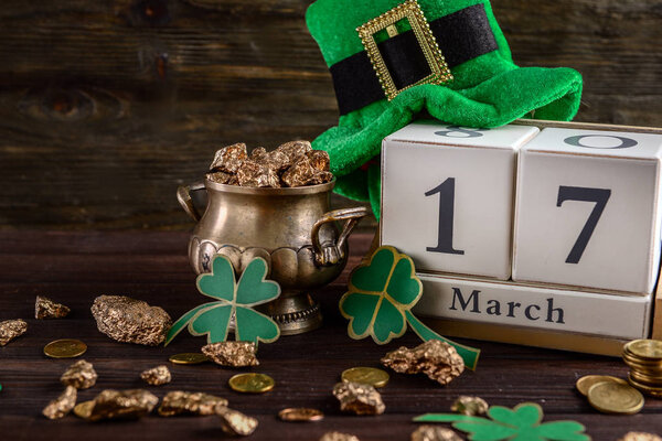 Композиция для празднования Дня Святого Патрика на деревянном столе
