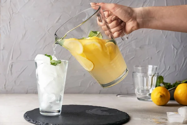 Frau Gießt Frische Limonade Glas Auf Tisch — Stockfoto