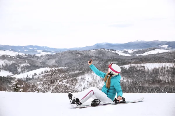 Спортивна Жінка Бере Селфі Сноубордом Зимовому Курорті — стокове фото