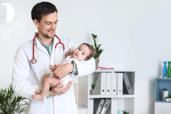 Pediatra Con Bebé Pequeño Clínica —  Fotos de Stock